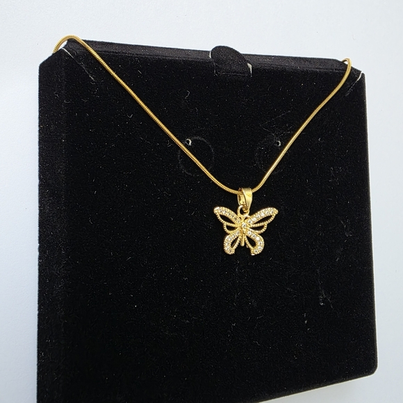 N0002 Elegant Gold Butterfly Pendant Necklace - Picture 2 of 6